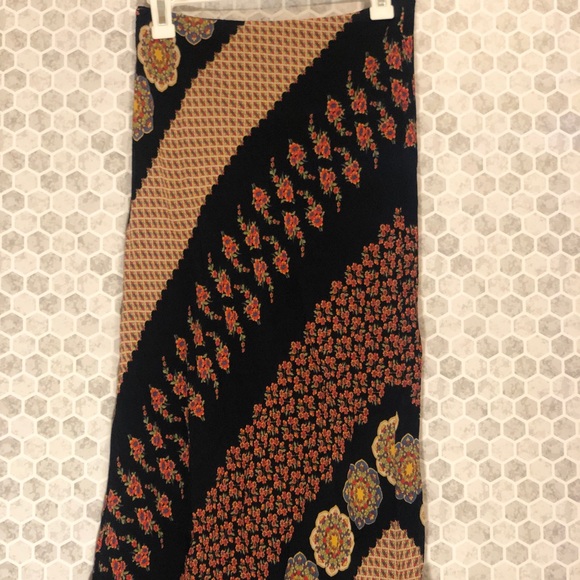 Amorose Women’s Patterned Skirt - Picture 2 of 7